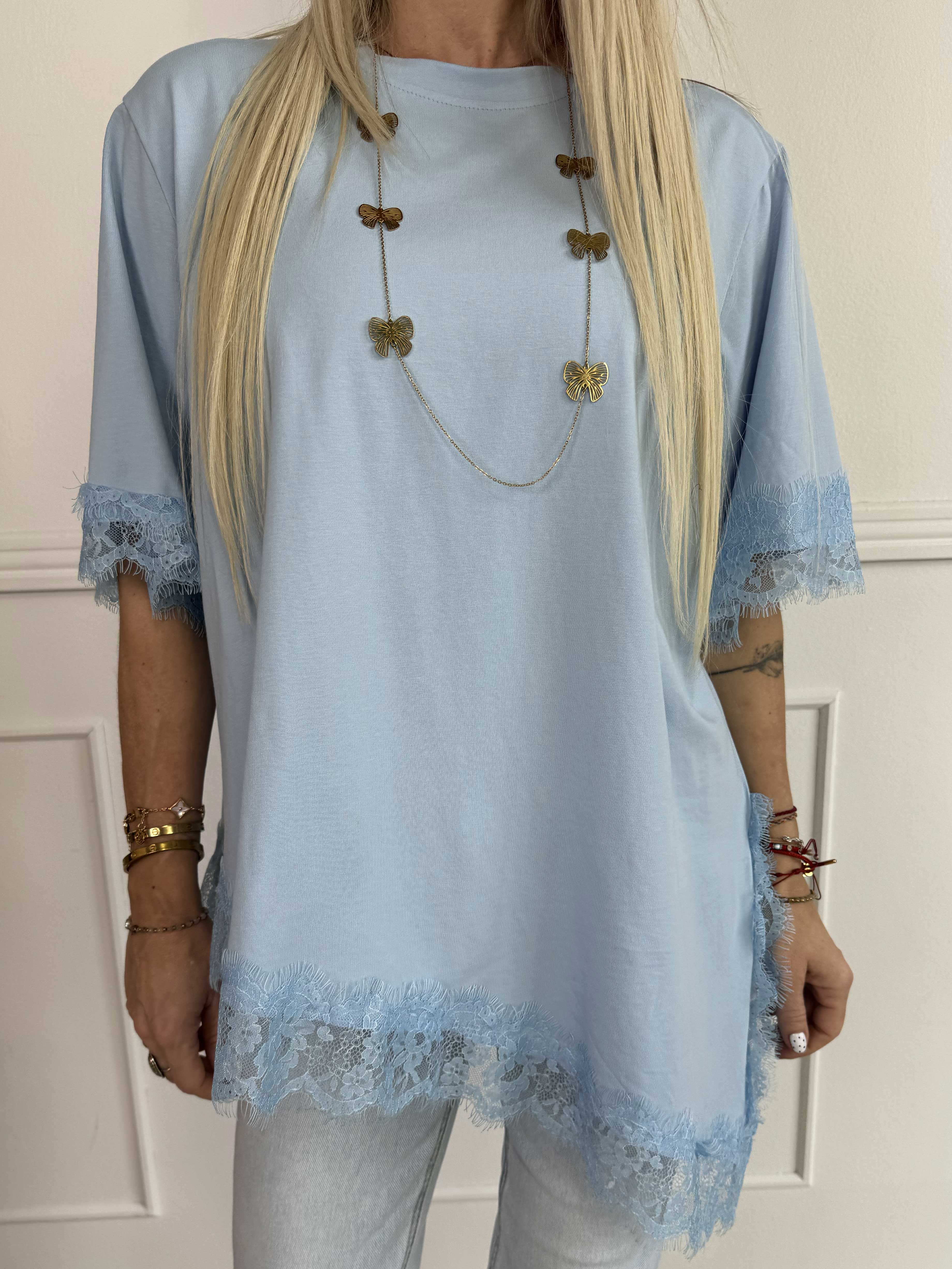 Nitza - T-shirt i blød bomuld med skråtskåret bund og elegante blondekanter